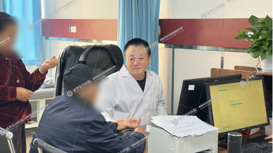 成华东区医院黄宏辨证施药,为肿瘤患者撑起康复“保护伞”图片 成华东区医院黄宏辨证施药,为肿瘤患者撑起康复“保护伞”图片